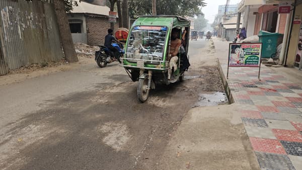 খানাখন্দে ভরা গোয়ালন্দ পৌরসভার বাজার সড়ক, দুর্ভোগ