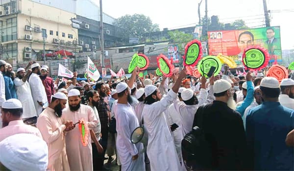 গণভোট দাবিতে পল্টনে হাজারো মানুষের শান্তিপূর্ণ জাগরণ