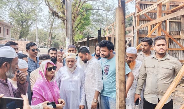 ঝালকাঠিতে আগুনে ক্ষতিগ্রস্ত ব্যবসায়ীদের পাশে এমপি ইলেন ভুট্টো