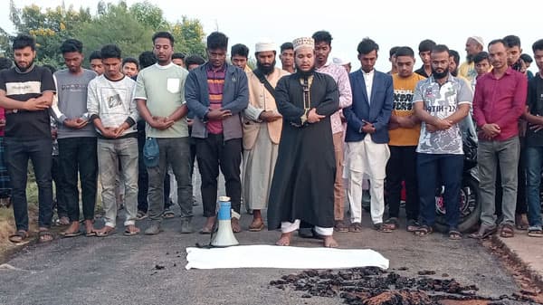 কুয়াকাটা বেড়িবাঁধে কার্পেটিং কাজে ব্যাপক অনিয়ম, শিক্ষার্থীদের প্রতীকী জানাজা