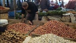 হিলি বাজারে নাটকীয়ভাবে বেড়েছে পেঁয়াজের দাম, বিপাকে নিম্ন আয়ের মানুষ