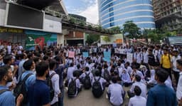 পরীক্ষা শেষে সড়কে শিক্ষার্থীরা, শিক্ষা মন্ত্রণালয় অভিমুখে লংমার্চ কর্মসূচি