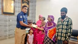হিলিতে রাস্তার পাশে রেখে দুই শিশুর পরিবারকে আর্থিক সহায়তা করলেন ওসি