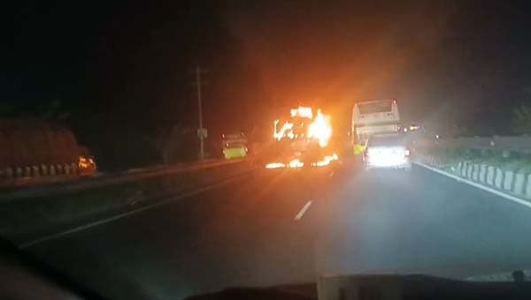 গাজীপুরে এক রাতে তিন স্থানে বাসে আগুন