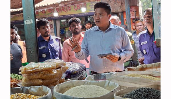 হাকিমপুরে ভোগ্যপণ্যর বাজার নিয়ন্ত্রণে ভ্রাম্যমাণ আদালতের অভিযান