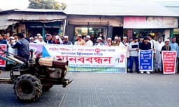 নবাবগঞ্জে উপ-স্বাস্থ্য কেন্দ্রকে ১০ শয্যা হাসপাতালের দাবিতে মানববন্ধন