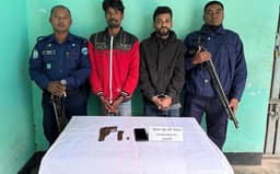 নোয়াখালীতে আবাসিক হোটেল থেকে বিদেশি পিস্তল-গুলিসহ গ্রেপ্তার ২