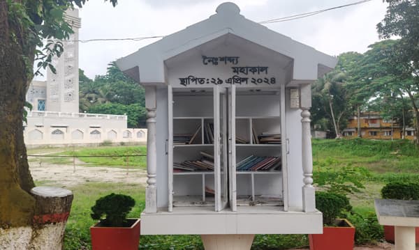 বই সংকটে নিষ্প্রভ রায়গঞ্জের উন্মুক্ত পাঠাগার