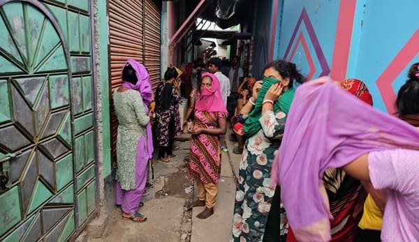 অতিরিক্ত মদ্যপানে দৌলতদিয়া যৌনপল্লীতে ব্যবসায়ীর মৃত্যু