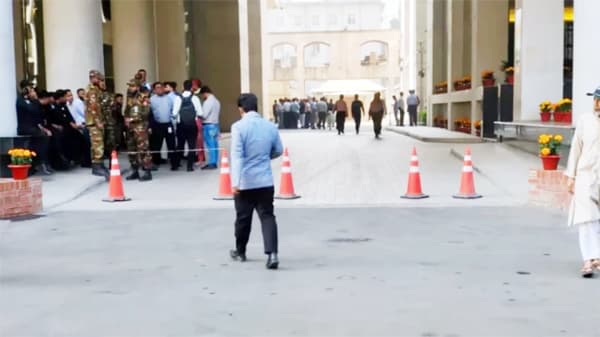 নতুন প্রধানমন্ত্রীকে বরণে প্রস্তুত সচিবালয়ে উৎসবমুখর পরিবেশ