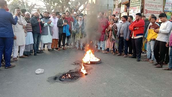 ওসমান হাদি গুলিবিদ্ধের প্রতিবাদে ঝালকাঠিতে সড়ক অবরোধ