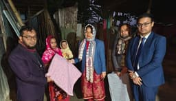 রাতের আঁধারে কম্বল নিয়ে শীতার্তদের ঘরে-ঘরে ইউএনও-পিআইও