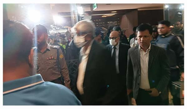 টানা ছয় ঘণ্টা অবরুদ্ধ থাকার পর পুলিশি নিরাপত্তায় বের হলেন অর্থ উপদেষ্টা