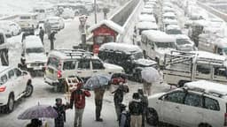 ভারী তুষারপাতে ভয়াবহ রূপে হিমাচল প্রদেশ