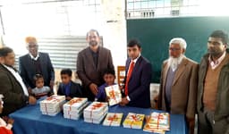 হিজলায় নতুন বছরে শিক্ষার্থীদের মাঝে নতুন বই বিতরণ