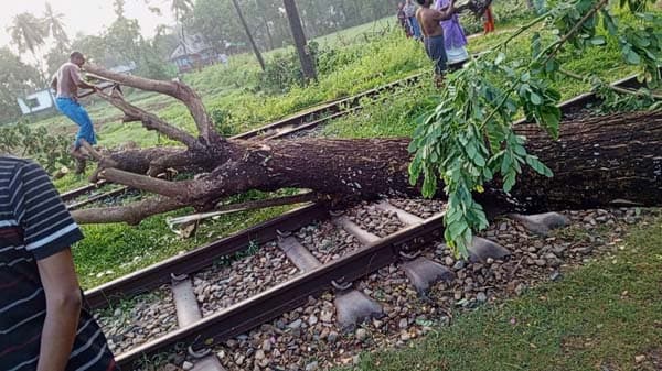 বৈরী আবহাওয়ায় বিপর্যস্ত রেলপথ, নোয়াখালী-ঢাকা ট্রেন চলাচলে অচলাবস্থা