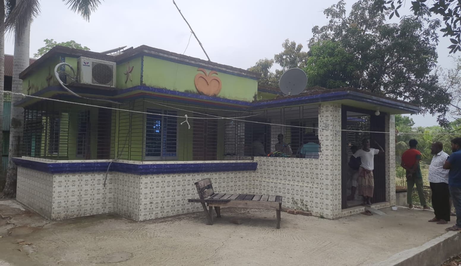 মহিপুরে সাবেক ইউপি চেয়ারম্যানের বাড়িতে ডাকাতি, স্বর্ণালঙ্কার-নগদসহ লুটপাট