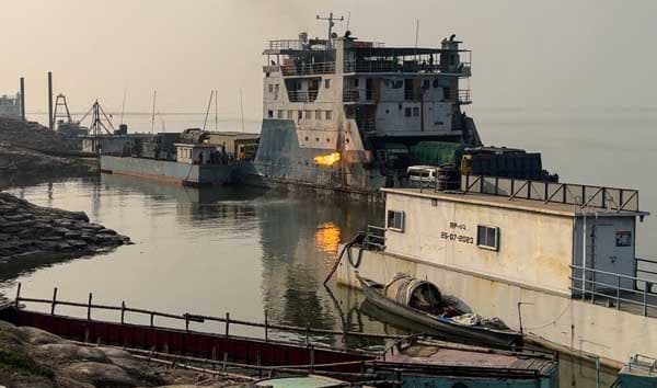 দৌলতদিয়ায় ফেরিতে আগুন, অল্পতে রক্ষা