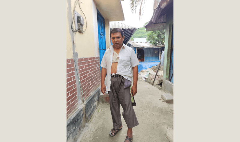 নোয়াখালীতে বিদ্যালয়ে ঢুকে প্রধান শিক্ষককে পিটিয়ে অর্ধউলঙ্গ করার অভিযোগ