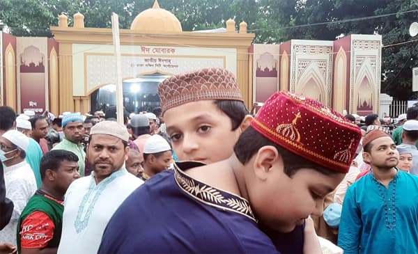 ধর্মীয় আবহে সারাদেশে ঈদ উদযাপন