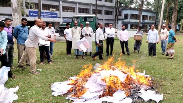 হাকিমপুরে সাব-রেজিস্টার অফিসে এক হাজারের মতো না দাবিকৃত দলিল ধ্বংস