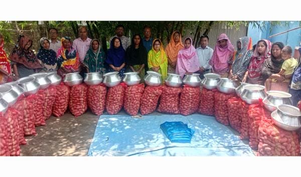 পাঁচবিবিতে ২০ নারী উদ্যোক্তার মাঝে চিপস তৈরির সামগ্রী বিতরণ