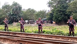 সীমান্ত দিয়ে অবৈধ অনুপ্রবেশ ও অস্ত্র পাচার ঠেকাতে সর্তকতা জারি