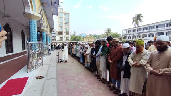 শোকাবহ ঝালকাঠি, হাদির গায়েবানা জানাজায় মানুষের ঢল