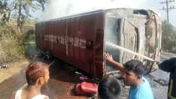 দাউদকান্দিতে বাস উল্টে অগ্নিকাণ্ড, নারী-শিশুসহ চারজন নিহত