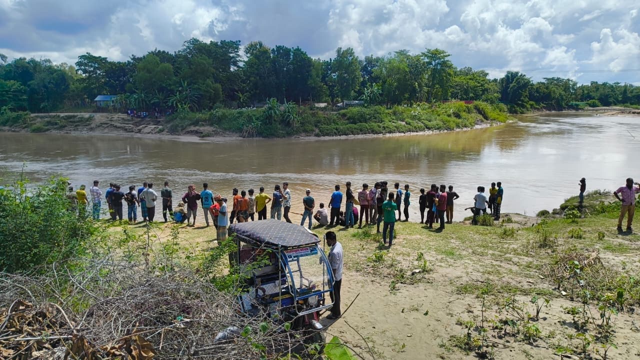 ধলাই নদীতে টমটমসহ চালক নিখোঁজ !