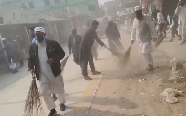 সড়ক পরিস্কারে ঝাড়ু হাতে এমপি আনোয়ারুল ইসলাম