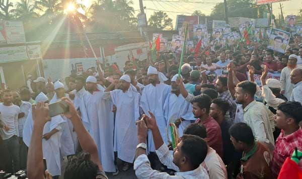 নোয়াখালীতে বিএনপির প্রার্থী পরিবর্তনের দাবিতে কাফনের কাপড় পড়ে বিক্ষোভ
