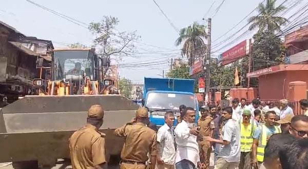 বরিশালে জনদুর্ভোগ কমাতে বিসিসি'র অবৈধ স্থাপনা উচ্ছেদ অভিযান শুরু