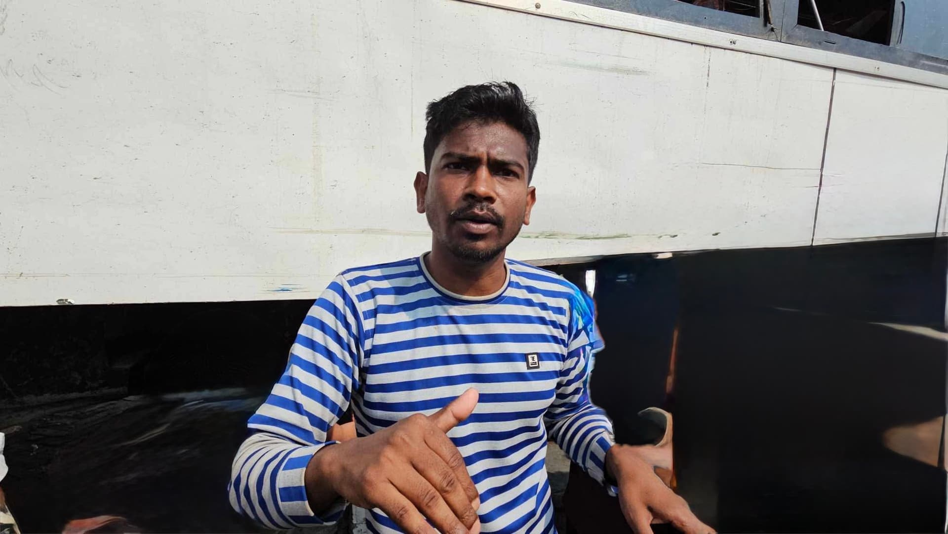 ইঞ্জিনের তাপে নেমে বাঁচলেন কালাম, দুই মিনিটেই ডুবে গেল বাস