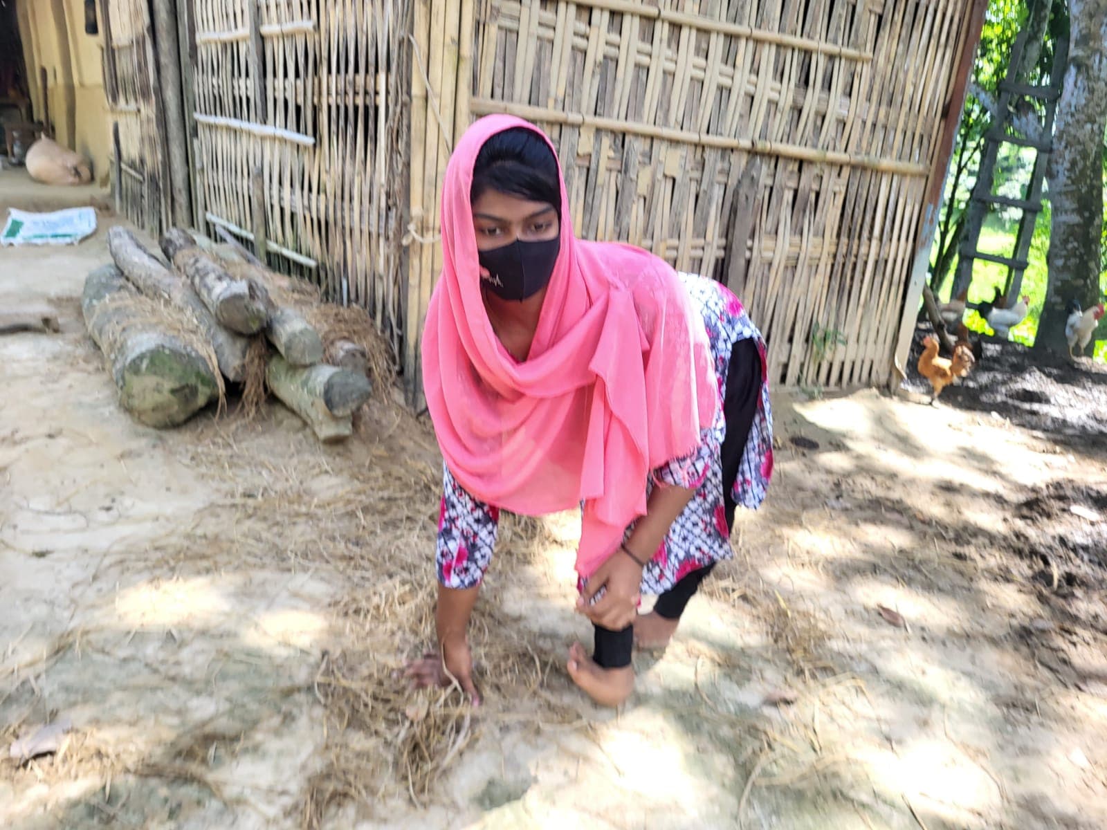 প্রতিবন্ধকতা পেরিয়ে উচ্চশিক্ষার স্বপ্ন মনার