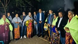 গভীর রাতে ইউএনও'র কম্বল পেয়ে খুশী আদিবাসী রাখাইনরা