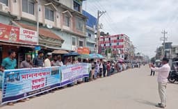 দক্ষিণাঞ্চলের উন্নয়নে ৯ দফা দাবিতে কুয়াকাটায় ৩০ কিলোমিটারজুড়ে মানববন্ধন
