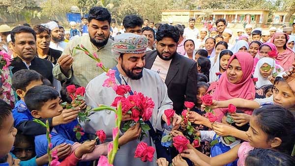 প্রবাসী বন্ধুত্বের অনন্য দৃষ্টান্ত, হেলিকপ্টারে দেবীদ্বারে এলেন ওমানি ব্যবসায়ী