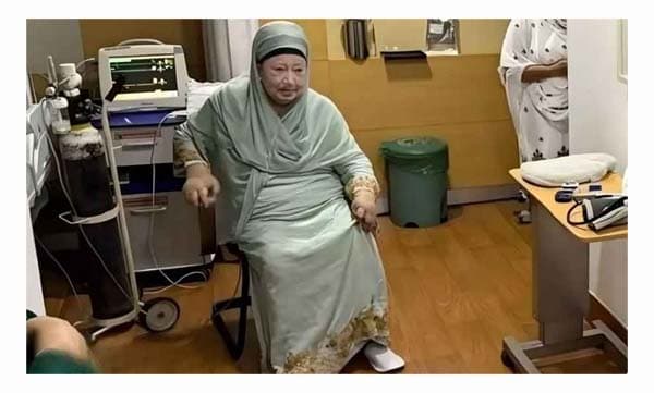 খালেদা জিয়া হাসপাতালে, দেশবাসীর কাছে দোয়া চাইলেন