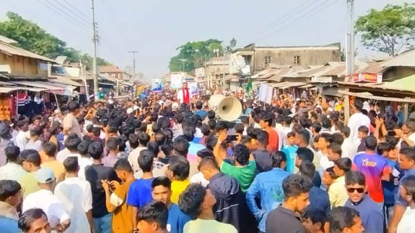 নোয়াখালী-৬ আসনে বিএনপির প্রার্থী পরিবর্তনের দাবিতে পথসভা