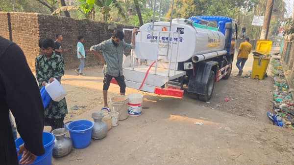 পৌর উদ্যোগে পানি পেয়ে স্বস্তি টেকনাফবাসীর