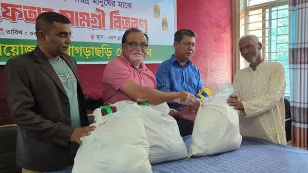 রমজানে মানবিক উদ্যোগ: খাগড়াছড়ি প্রেসক্লাবের ইফতার সামগ্রী বিতরণ