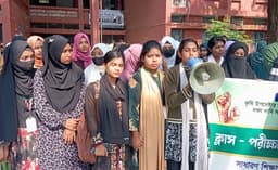 নোয়াখালীতে ক্লাস-পরীক্ষা বর্জন করে এটিআই শিক্ষার্থীদের অবস্থান কর্মসূচি