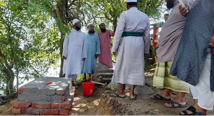 আত্রাইয়ে আলেম সমাজের হস্তক্ষেপে বন্ধ হলো কথিত মাজার নির্মাণ