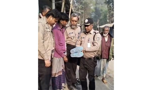 জুতার ভেতরে ইয়াবা, নোয়াখালীতে মাদক কারবারি গ্রেপ্তার