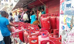 বরিশালে ছদ্মবেশে এলপিজি ক্রেতা এনএসআই, অত:পর ...