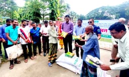 আত্রাইয়ে প্রনোদনার সার-বীজ বিতরণ কার্যক্রম উদ্বোধন