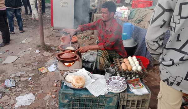 কুটুম না আসলেও তীব্র শীতে সরাইলে পিঠা বিক্রির হিড়িক !