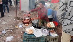 কুটুম না আসলেও তীব্র শীতে সরাইলে পিঠা বিক্রির হিড়িক !