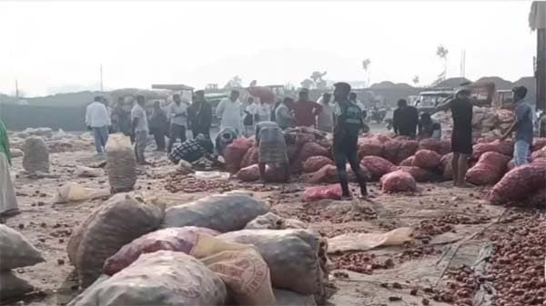ভারতীয় রপ্তানিকারকদের ৩০ হাজার টন পেঁয়াজ পচে নষ্ট